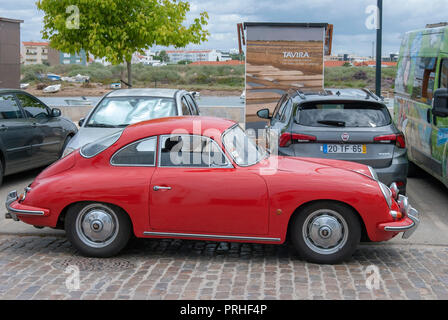 Rouge lumineux 1960 Porsche 356 B Super 90 Vintage Sportscar passager droit vue latérale d'un rouge vif 1962 1963 Porsche 356 B 90 super moteur arrière allemande Banque D'Images