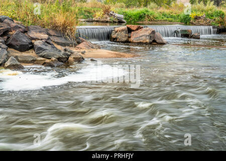 Barrage de dérivation de l'eau sur la rivière South Platte dans le nord du Colorado Denver ci-dessous, le début de l'automne Banque D'Images