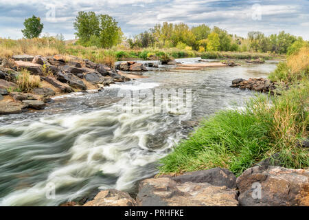 Barrage de dérivation de l'eau sur la rivière South Platte dans le nord du Colorado Denver ci-dessous, le début de l'automne Banque D'Images