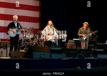 Graham Nash(L), Stephen Stills (C) et Neil Young avec Crosby, Stills, Nash and Young performer à l'amphithéâtre des conseils judicieux à West Palm Beach, Floride le 8 août 2006. Banque D'Images