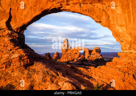 L'Arche dans la fenêtre de la tourelle nord au lever du soleil, Arches National Park, Utah Banque D'Images