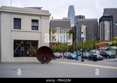 L'Embarcadero Street, vue sur le centre d'affaires, San Francisco, California, USA Banque D'Images