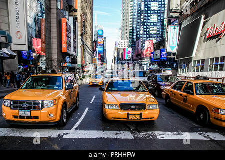 NEW YORK, LE 6 NOVEMBRE : yellow cab et occupé à Time Square à Manhattan le 6 novembre 2013. Banque D'Images