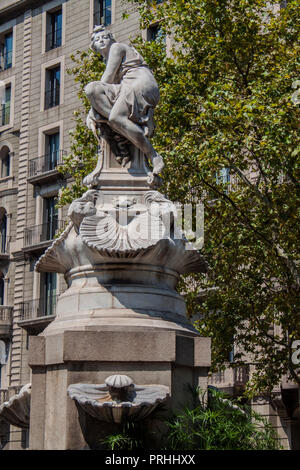 La fontaine de Diana, se dresse dans la partie centrale de la Gran Via de Barcelone en Catalogne, Espagne, Europe. Banque D'Images