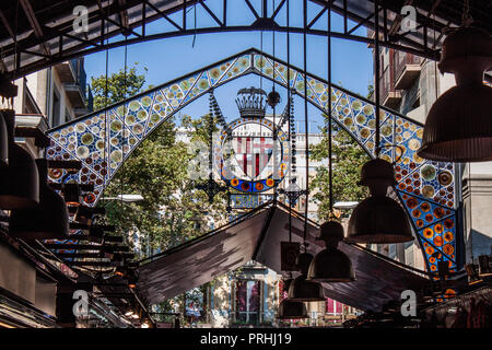 Détail de l'espace célèbre marché La Boqueria (alimentaire) dans la vieille ville de Barcelone, Catalogne, Espagne, Europe. Les modèles colorés et les ornements sur le verre. Banque D'Images