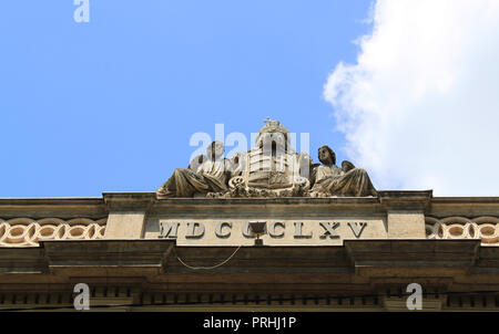 Détail d'un bâtiment historique dans la vieille ville de Budapest, Hongrie, Europe de l'Est. Armoiries, statues et ornements Banque D'Images