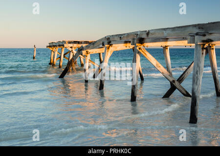 Les ruines de l'ancienne jetée en bois historique sur la côte ouest de l'Australie à Eucla Banque D'Images