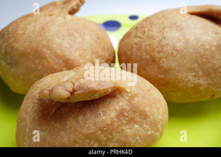 Kachori sur une plaque Banque D'Images