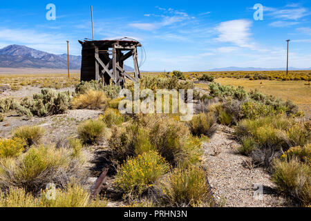 La base de la tour d'eau et d'une paire de rails en acier reste à l'abandon de Cherry Creek Depot à Cherry Creek, Nevada. Banque D'Images