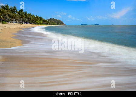 Motion Blur de clapotis des vagues sur la pittoresque Trinity Beach, Cairns exotiques Plages du Nord, Extrême Nord du Queensland, Australie, Queensland, FNQ Banque D'Images