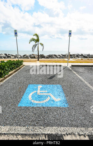 Les places de stationnement pour personnes handicapées panneau sur la route sur le front de mer de la promenade de la plage Machan, plages du nord de Cairns, Far North Queensland, Queensland, Australie, FNQ Banque D'Images