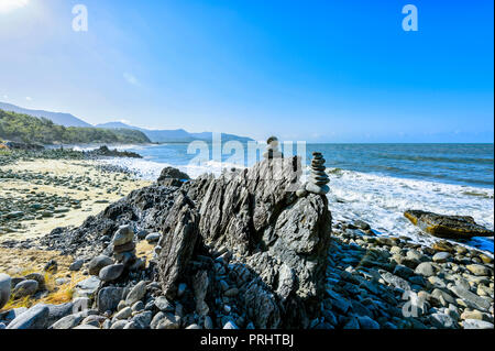 Côte pittoresque à l'équilibrage des roches, Wangetti Gatz, le long de la CPT Cook Highway entre Port Douglas et Cairns, Far North Queensland, Queensland, Australie Banque D'Images