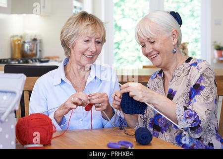 Deux amies, ensemble, à la maison de tricot Banque D'Images