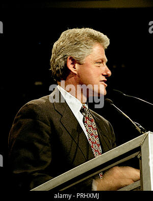 East Rutherford, New Jersey, USA, le 1 novembre 1992 Campagne de Clinton/ Gore rally at the Meadowlands. Le gouverneur de l'Arkansas William Clinton, le candidat démocrate à la traite de rassemblement dans la Brendan Byrne arena. Banque D'Images