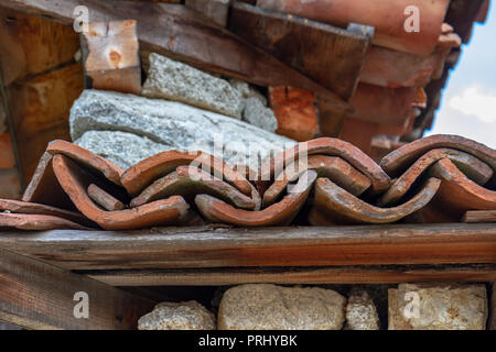 Tuile du détail d'un établissement typique à Koprivshtitsa avec argile carreaux pan empilés, Centre de la Bulgarie. Banque D'Images