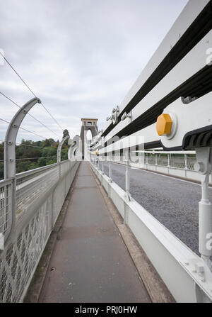 Voir l'ouest le long de l'allée sud du pont suspendu de Clifton, le Clifton Bristol, UK, montrant les chaînes de suspension et barrière de fil pour dissuader les suicides Banque D'Images