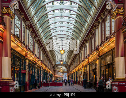 Vue de l'entrée ouest du Leadenhall Market, de Gracechurch Street, ça c'est un des plus anciens marchés de Londres, datant du 14e siècle. Banque D'Images