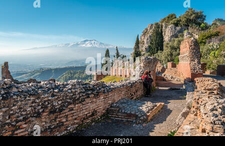 Taormina / ITALIE - 29 décembre 2015 : voir l'etna enneigé du tabagisme, du Teatro Greco, à Taormina. Banque D'Images