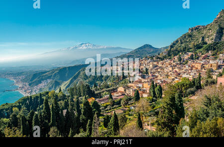 Une vue panoramique de Taormina, Giardini Naxos et l'etna enneigé de fumer, en Sicile, Italie. Photo prise à partir de la Via Teatro Greco, à Taormina. Banque D'Images