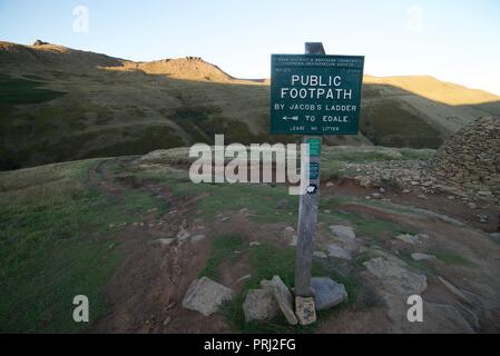 Sign post sur l'échelle de Jacob sentier jusqu'Kinder scout dans le Peak District Banque D'Images