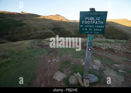 Sign post sur l'échelle de Jacob sentier jusqu'Kinder scout dans le Peak District Banque D'Images