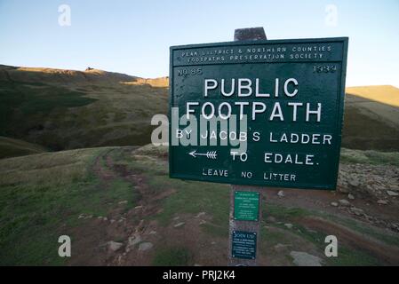 Sign post sur l'échelle de Jacob sentier jusqu'Kinder scout dans le Peak District Banque D'Images