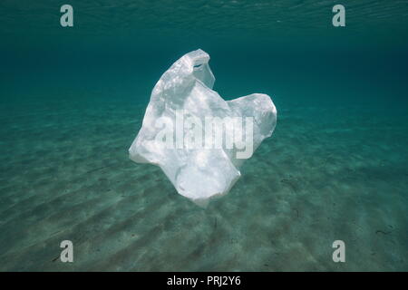 La pollution en plastique sous l'eau, un sac à la dérive dans l'océan Banque D'Images