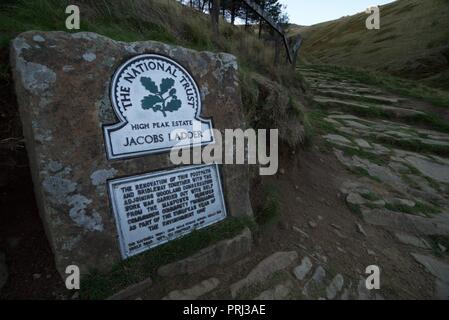 Sign post sur l'échelle de Jacob sentier jusqu'Kinder scout dans le Peak District Banque D'Images