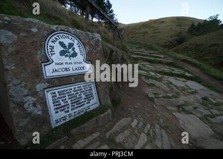 Sign post sur l'échelle de Jacob sentier jusqu'Kinder scout dans le Peak District Banque D'Images