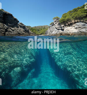 Espagne côte méditerranéenne avec un passage entre les rochers, fractionnée sur et sous la surface de l'eau, Costa Brava, Roses, Gérone, Catalogne Banque D'Images