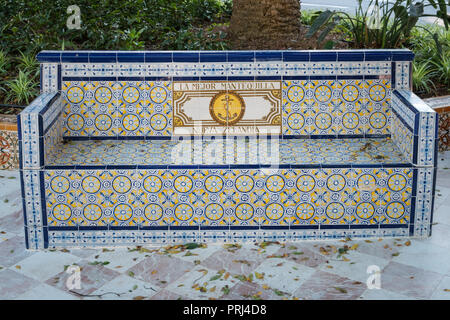 Tenerife, Canaries, Espagne - Août, 2018 : sol carrelé coloré sur banc Square Los Patos à Santa Cruz de Tenerife Banque D'Images