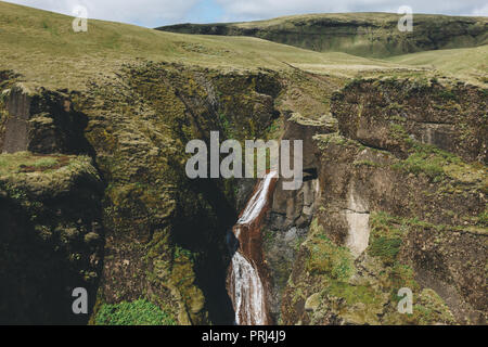 Vue panoramique de la rivière qui coule vers le bas de la montagne avec le soleil de Fjadrargljufur Canyon en Islande Banque D'Images