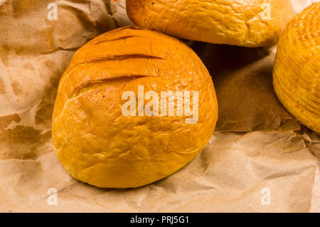 Maison fromage Adyghe national sur une table en bois, Close up Banque D'Images