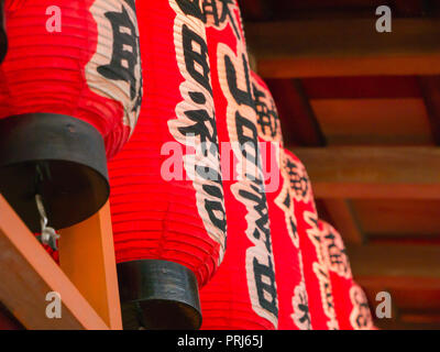 Tokyo, Japon. Le 10 septembre 2018. Des lanternes en papier rouge à l'intérieur d'un petit temple à Ueno Park. Banque D'Images