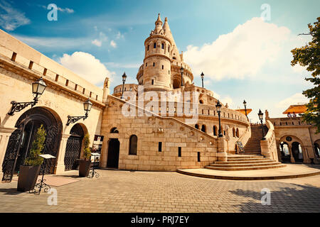 Vue sur l'ancien Bastion des Pêcheurs colline du Château de Buda à Budapest. La Hongrie. Banque D'Images
