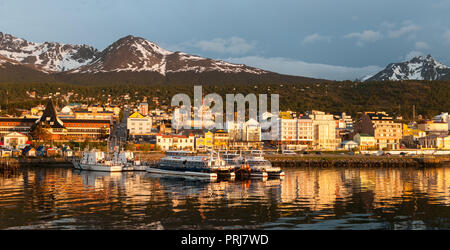 Lever de soleil sur l'eau et ville d'Ushuaia, Argentine Banque D'Images