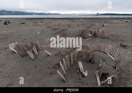 Reste de l'huile de baleine en bois de barils, la baie des baleiniers, Deception Island, Antarctic Peninsula Banque D'Images