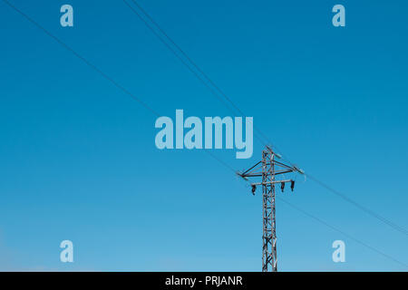 Ligne électrique sur perche - câbles sur le mât Banque D'Images