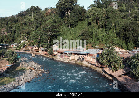 Rivière Bahorok traversant Bukit Lawang dans le parc national de Gunung Leuser, Sumatra, Indonésie Banque D'Images