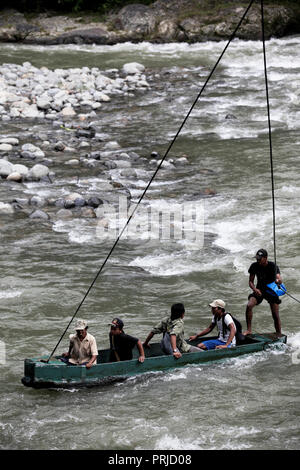 Traversez la rivière Bahorok en canoë à Bukit Lawang, parc national de Gunung Leuser, Sumatra, Indonésie Banque D'Images