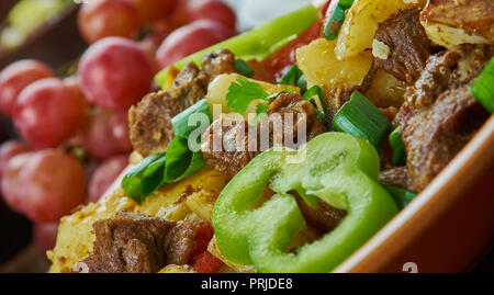 Tapaka arcahs ,l'agneau avec les légumes dans une casserole, la cuisine arménienne traditionnelle, des plats variés, vue du dessus. Banque D'Images