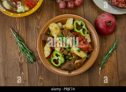 Tapaka arcahs ,l'agneau avec les légumes dans une casserole, la cuisine arménienne traditionnelle, des plats variés, vue du dessus. Banque D'Images