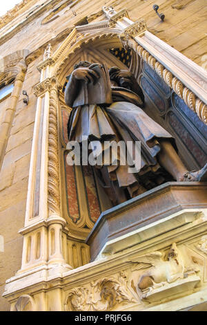 Vue rapprochée de la statue sur l'église Orsanmichele à Florence, Italie sur une journée ensoleillée. Banque D'Images