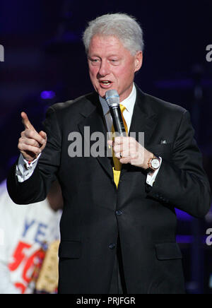 Le président Bill Clinton prend la parole à l'enregistrement nous-mêmes SOS Téléthon pour la reconstruction d'Haïti, à Miami, le 5 février 2010. Banque D'Images