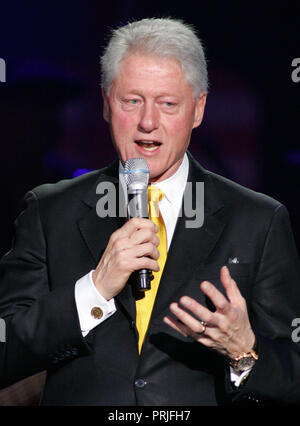 Le président Bill Clinton prend la parole à l'enregistrement nous-mêmes SOS Téléthon pour la reconstruction d'Haïti, à Miami, le 5 février 2010. Banque D'Images