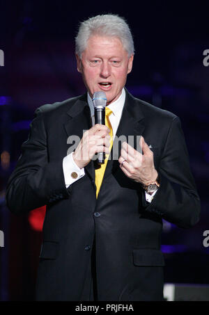 Le président Bill Clinton prend la parole à l'enregistrement nous-mêmes SOS Téléthon pour la reconstruction d'Haïti, à Miami, le 5 février 2010. Banque D'Images