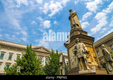 Vue sur la statue de Léonard de Vinci à Milan, Italie sur une journée ensoleillée. Banque D'Images