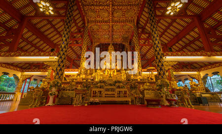 CHIANG MAI, THAÏLANDE - Mar. 26, 2018 : l'intérieur du temple de Wat Suan Dok montrant l'image de Bouddha en or. Banque D'Images