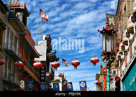 Lanternes chinoises accrocher au-dessus de l'avenue Grant dans Chinatown, San Francisco, Californie, États-Unis. Banque D'Images