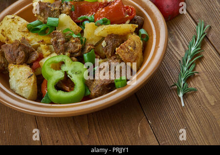 Tapaka arcahs ,l'agneau avec les légumes dans une casserole, la cuisine arménienne traditionnelle, des plats variés, vue du dessus. Banque D'Images